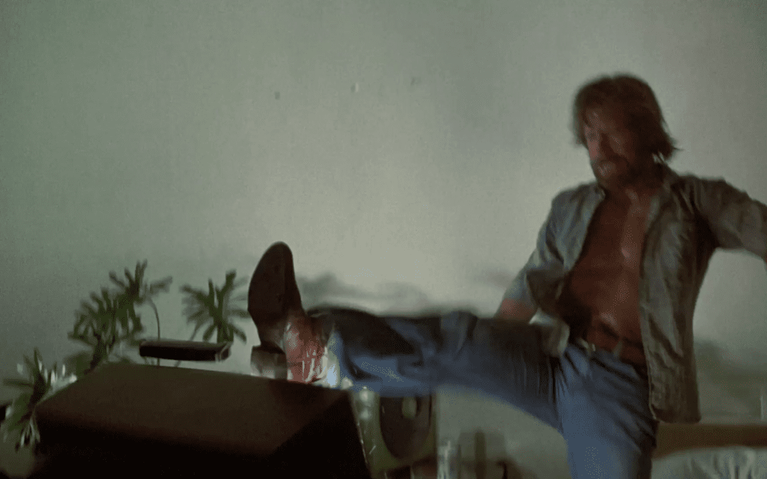 Meme Chuck Norris patea una tv – Perdido en acción